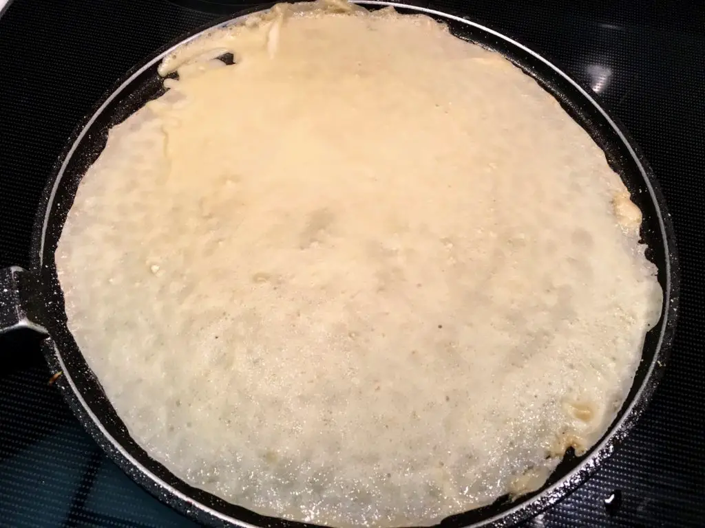 a crepe that's ready to flip