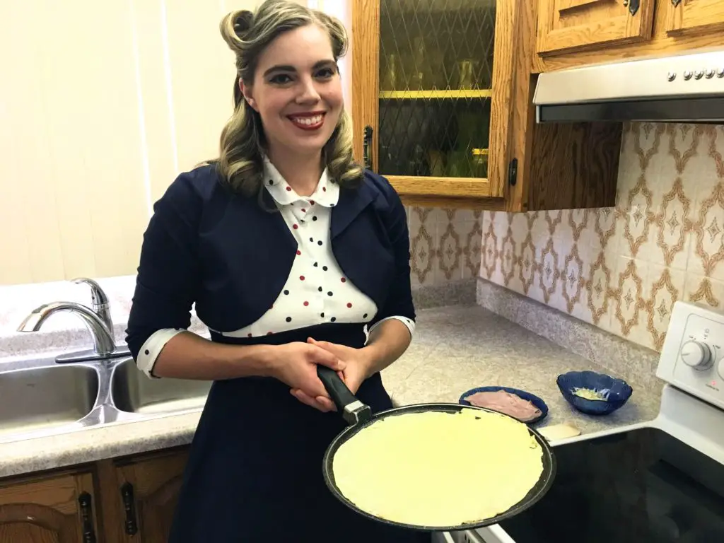 making classicham and cheese crepes