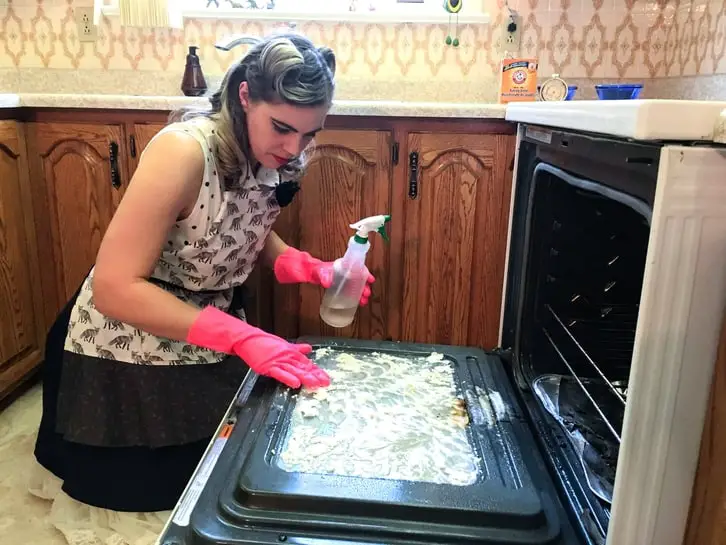 cleaning an oven naturally