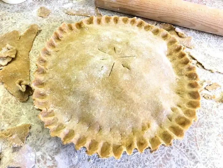 baking an apple pie