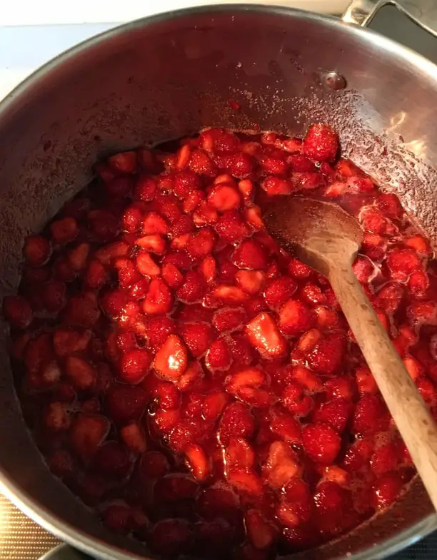 canning strawberry jam