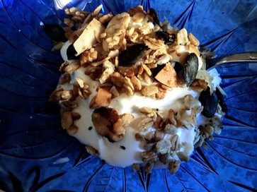 yogurt with granola